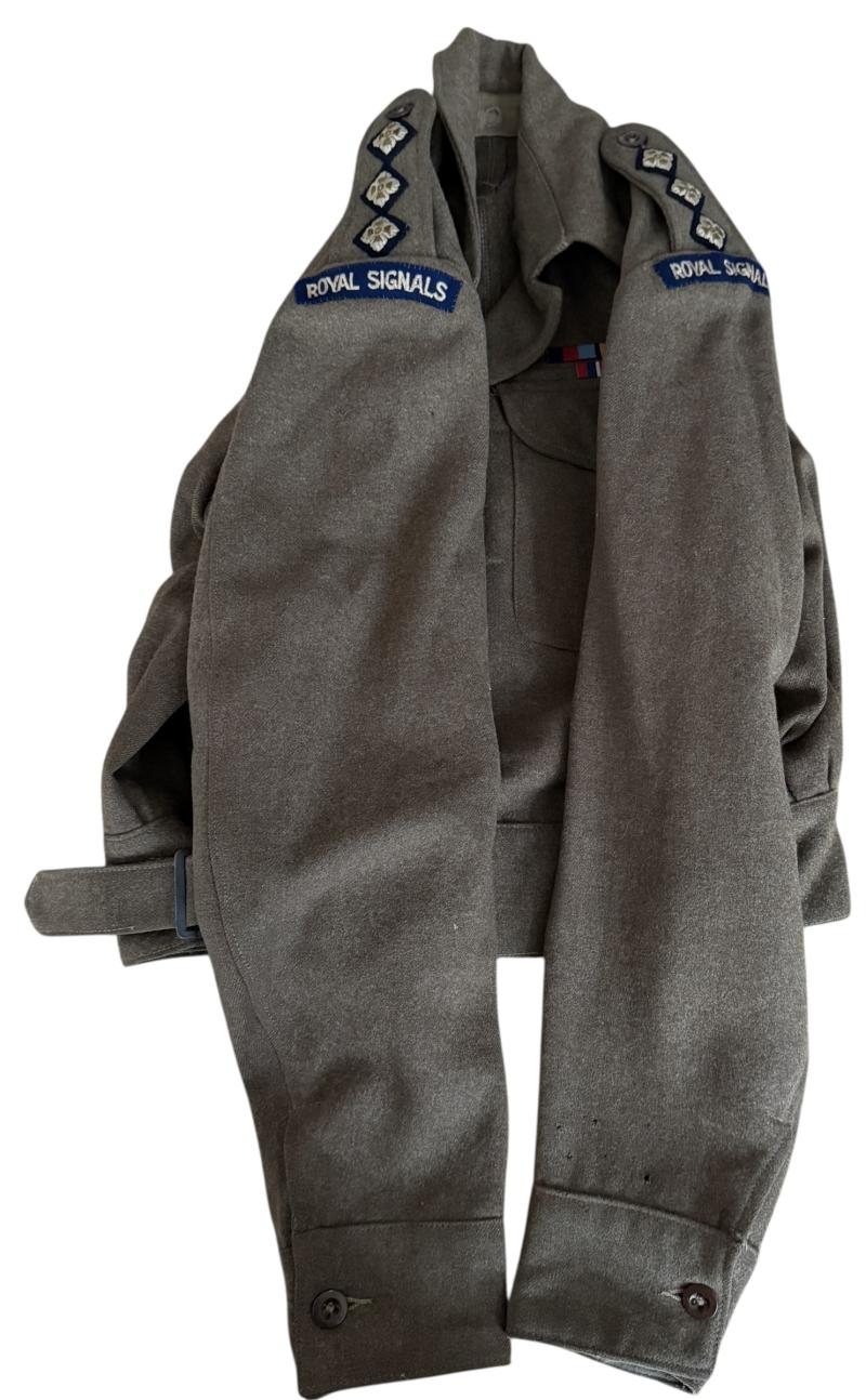 British Officers Battle Dress Mounted To A Royal Signals Captain - Nice Used Condition