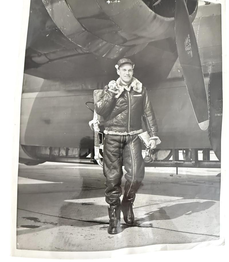 U.S. Eight Air Force Navigator Officers grouping 1st luitenant Harry .S.Row- Original Mounted